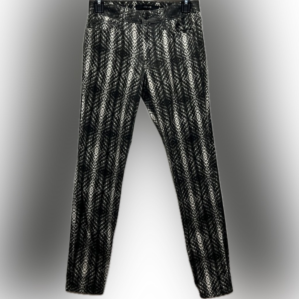 Joe’s Jeans ankle length jean. Size 26